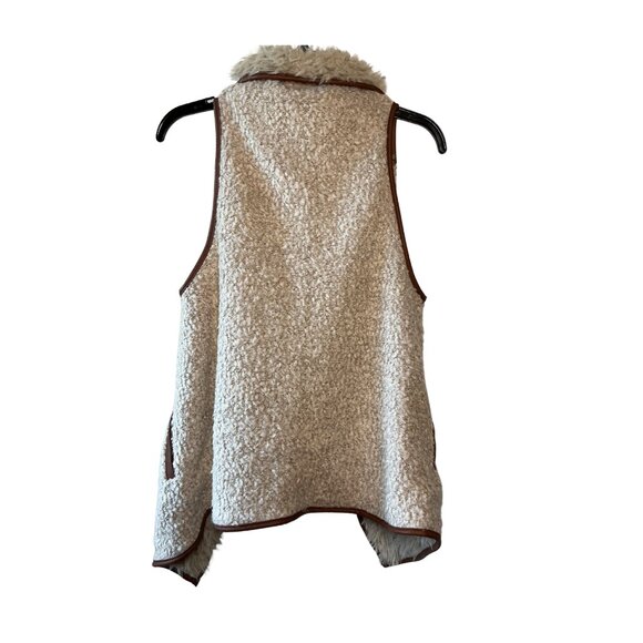 Love Tree Faux Fur & Sherpa Reversible Vest – Medium – NWT - Picture 2 of 7